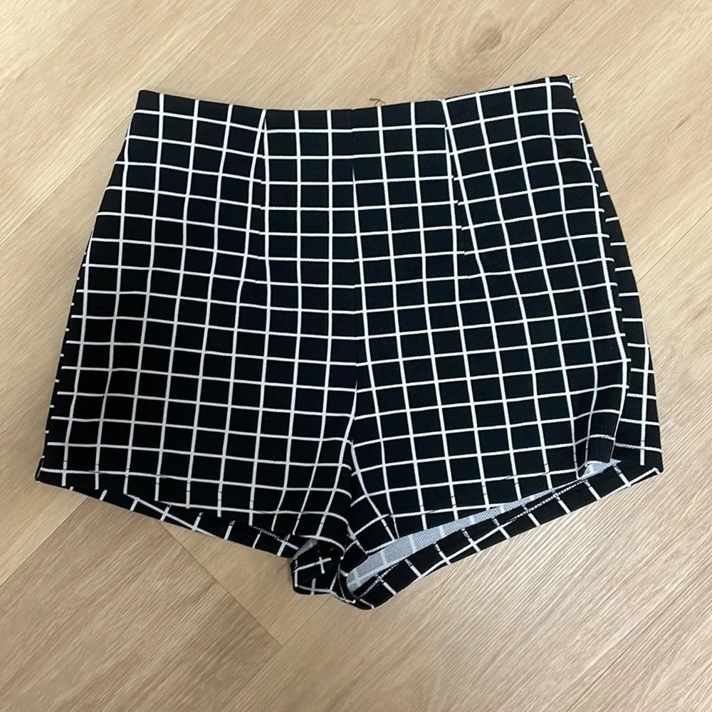 Black and White Fitted Tailored Like Shorts - Picture 1 of 1